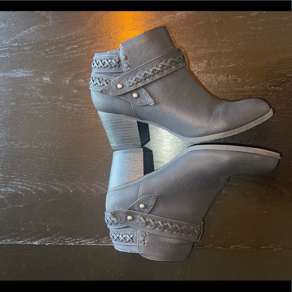 Free in Bundle Gray Black Boot Chuck Tiny Heel Boot Size 6 Boot